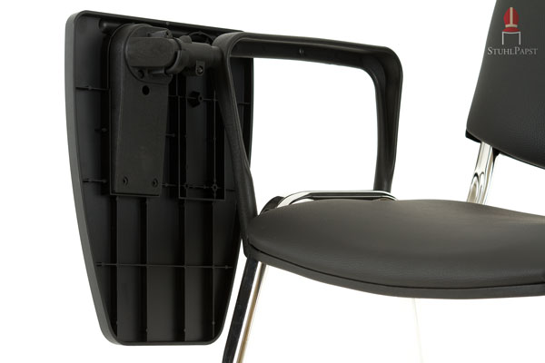 Die Halterung der Tischplatte dient gleichzeitig als Armlehne