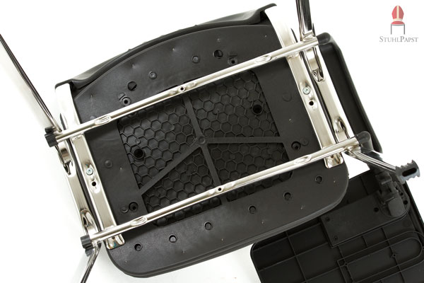 Die Unterseite der Sitzfläche besteht aus einer Kunststoffschale, welche die Stabilität erhöht