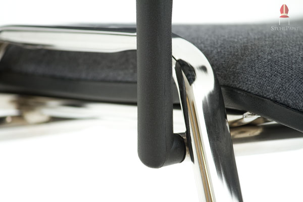 Tischplatte wird mit stabiler Kunststoffvorrichtung angebracht