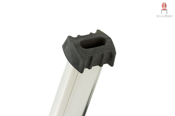 Die Kunststoffgleiter unter den Füßen schützen vor Kratzspuren beim Verschieben