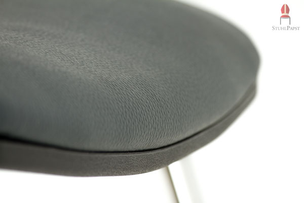 Die Unterseite der Sitzfläche besteht aus einer Kunststoffschale für noch mehr Stabilität