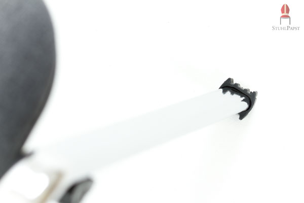 Kantenschutz am Fuß passgenau gefertigt um Metallrahmen der gestapelten Stühle zu schützen