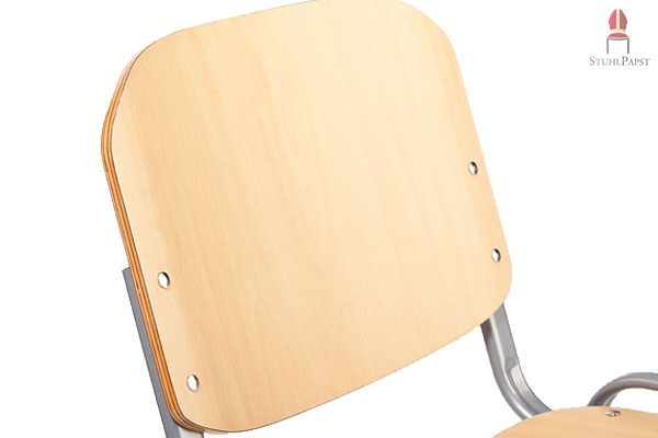 Auch die Rückenlehne wurde aus robustem Holz hergestellt