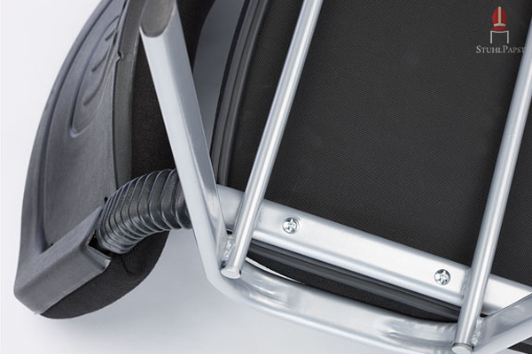 Die Sitzfläche des Seminarstuhls ist fest verschraubt