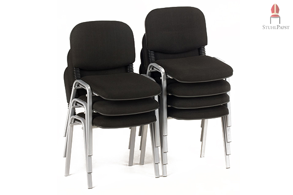 Durch seine Stapelbarkeit ist der Seminarstuhl extrem leicht im Umgang