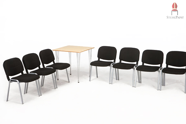 Hier der gepolsterte Seminarstuhl in Kombination mit einem hellen Tisch als Kontrast