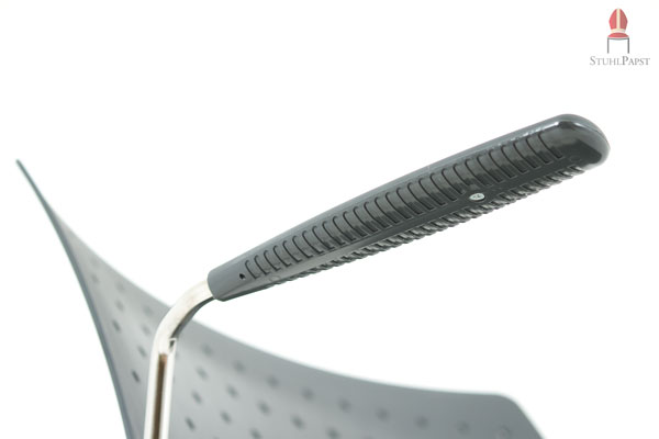 Geriffelte Armlehnen für mehr Halt