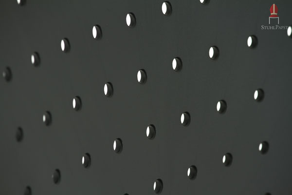 Kunststoff mit Lochmuster spart Material und Gewicht