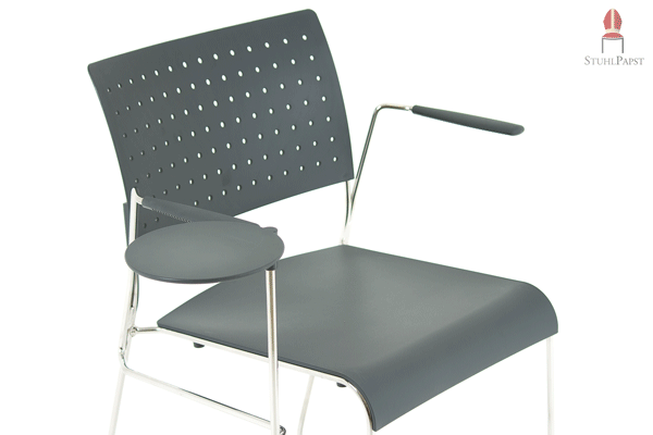 Moderner Stapelstuhl mit Schreibplatte