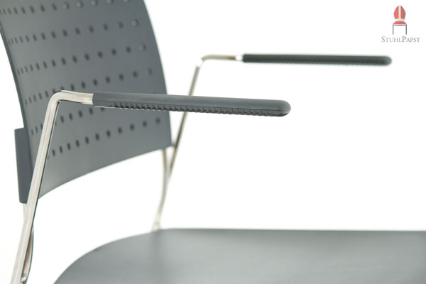 Geriffelte Unterseite der Armlehnen