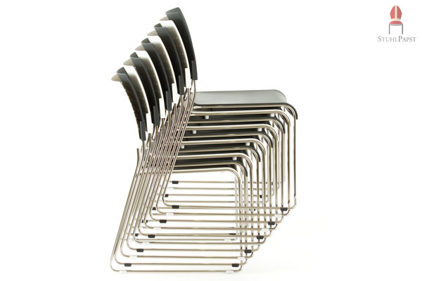 Die hohe Stapelbarkeit erleichtert Transport und Einlagerung des Stuhlmodells