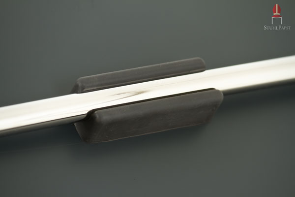 Die Querstreben werden durch Kunststoffelemente zusätzlich nochmals mit der Sitzfläche verbunden