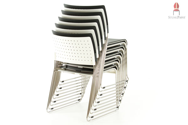 Noch einfacher lassen sich die gestapelten Stühle mit unserer Stuhltransportkarre transportieren