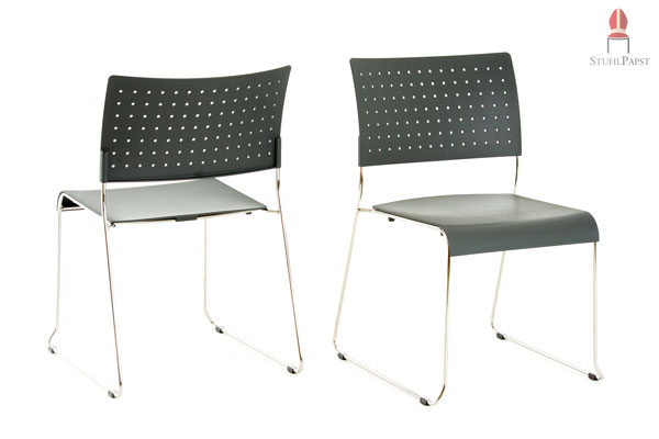 Unser modern designtes Stuhlmodell Juw.el mit hochglanzverchromtem Gestell und unempfindlichen Kunststoffelementen