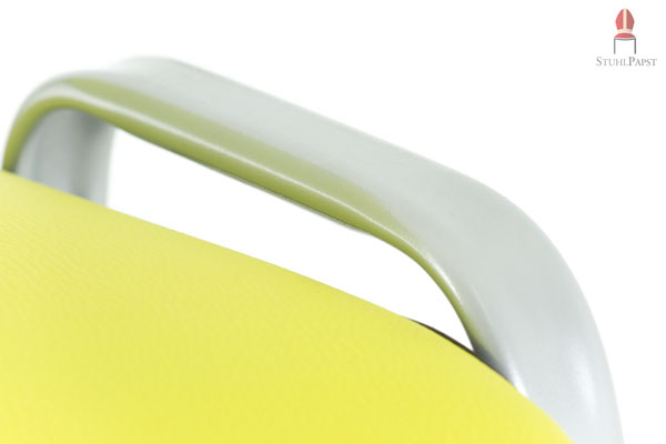 Der Metallrohrrahmen ist ein Teil des geschwungenen und lockeren Designs des Polsterstuhls