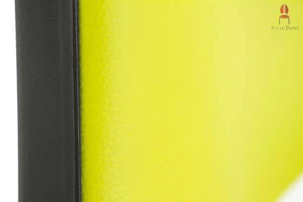 Die angenehme Polsterung wird durch einen pflegeleichten Kunstlederbezug geschützt