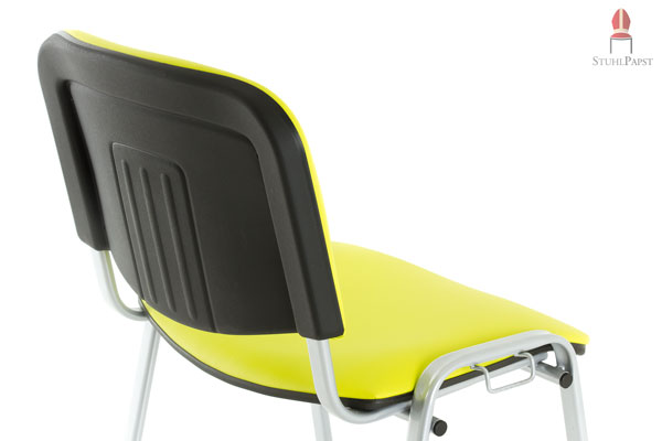 Die Rückseite der Lehne ist aus Kunststoff und unterstützt die Stabilität des Modells