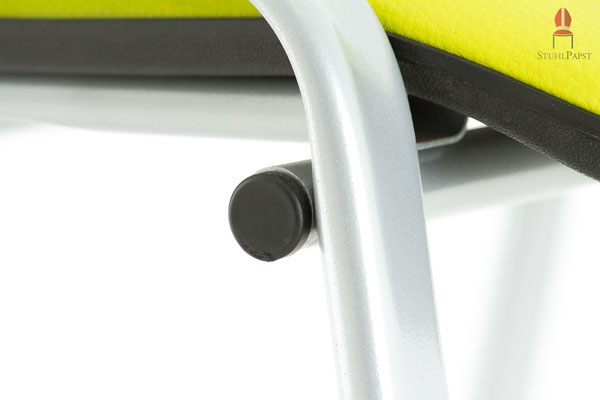 Hier sehen Sie Gestell, Kunststoffschale und Kunstlederbezug in Nahaufnahme