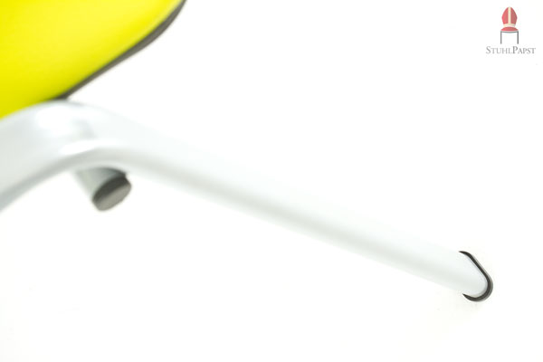 Trotz der leichten Optik versprechen die Metallrohrbeine des Stuhles maximale Standfestigkeit