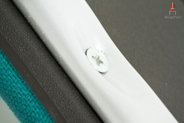 Die Sitzfläche ist fest mit dem Gestell verschraubt