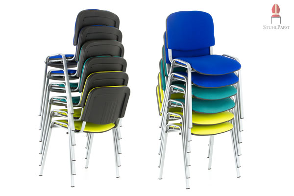 Die einfache Stapelbarkeit des Polsterstuhls spart Zeit und Platz