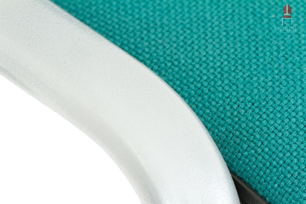 Farblich bilden Metallrahmen und Stoffbezüge eine angenehme Kombination