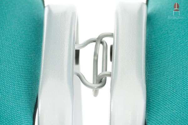 Mit dem Reihenverbinder ist eine Verschiebung eines einzelnen Stuhles aus einer Reihe ausgeschlossen