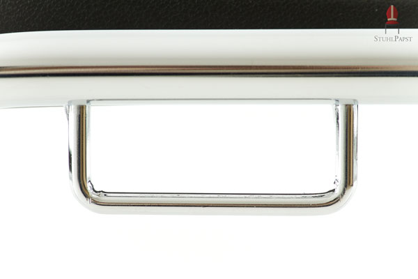 Der Bügel zum einhängen besteht, wie das Gestell, aus hochglanzverchromtem Metall