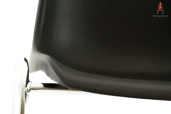 Das Modell besticht durch das geschmackvolle Zusammenspiel von verchromtem Metall und der Kunststoffschale