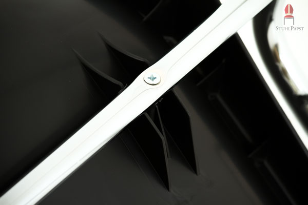 Die Holzschale ist fest und stabil mit dem Gestell verschraubt