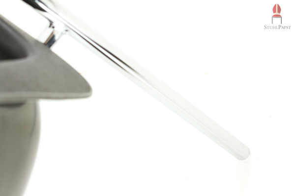 Die Stuhlbeine aus Metallrohr zeugen von höchster Standfestigkeit