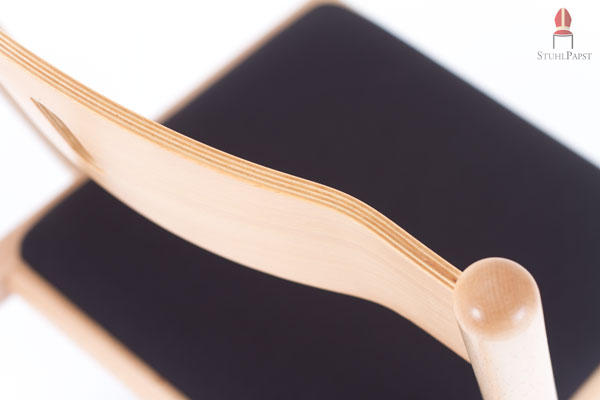 Das Gestell des Klappstuhles ist aus rundem Holz gefertigt