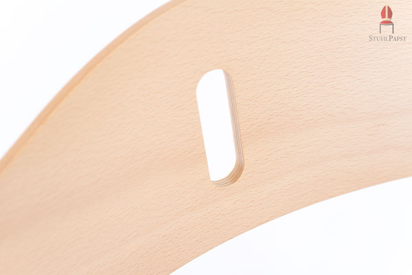 Die Einfräsung in der Lehne lockert das Design auf