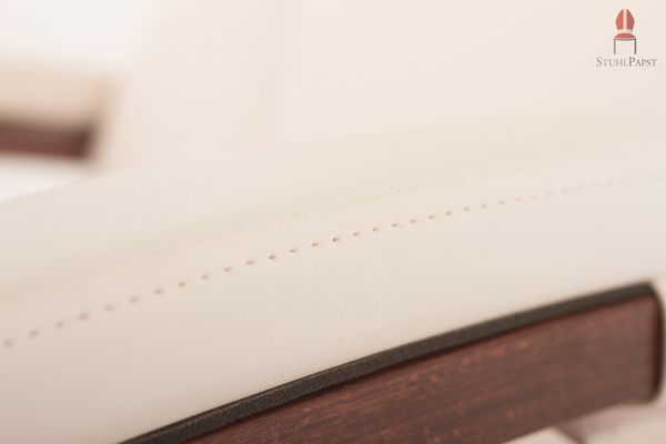 Das verwendete Klinikkunstleder erfüllt höchste hygienische Anforderungen