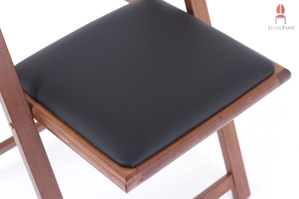 Polsterung und Holzstuhl bilden ein schönes Ambiente