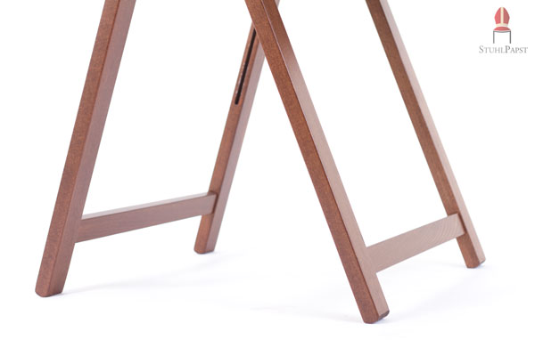 Schlichte Stuhlbeine lassen sich eng zusammen klappen
