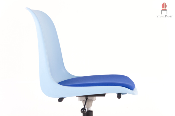 Die Design-Sitzschale ist ergonomisch geformt und sorgt für bequemes Sitzen