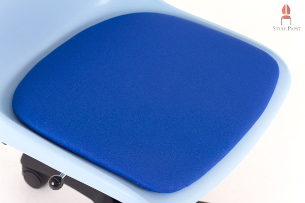 Die Sitzpolster sind farblich auf die Kunststoff-Sitzschalen abgestimmt