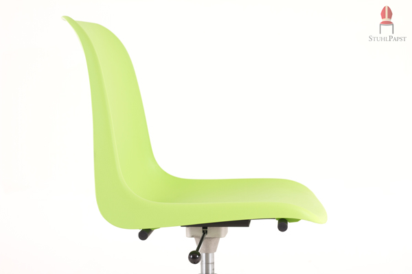 Die Sitzschalen aus Kunststoff sind ergonomisch geformt