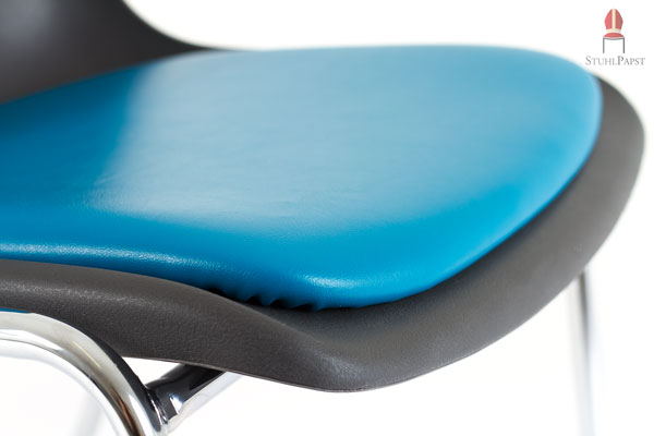 Der Stuhl fällt mit modernen Farben auf