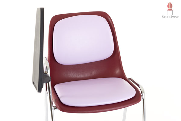 Bei Bedarf kann der Klapptisch hochgeklappt werden