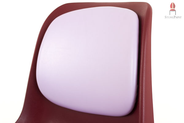 Das Rückenlehnenpolster ist mit dem Kunstleder Clinic bezogen