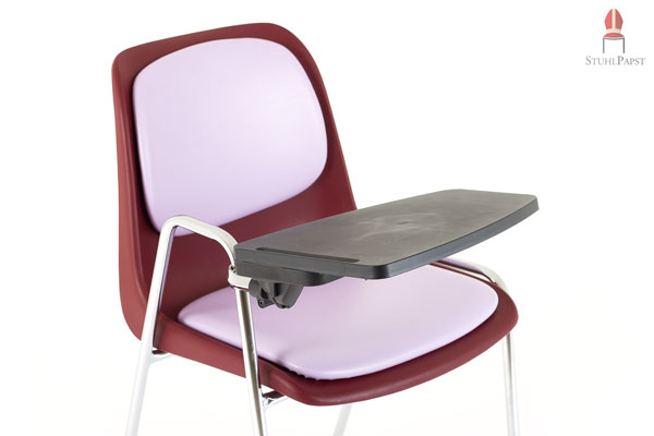 Der Arbeitstisch bietet ausreichend Platz zum Schreiben