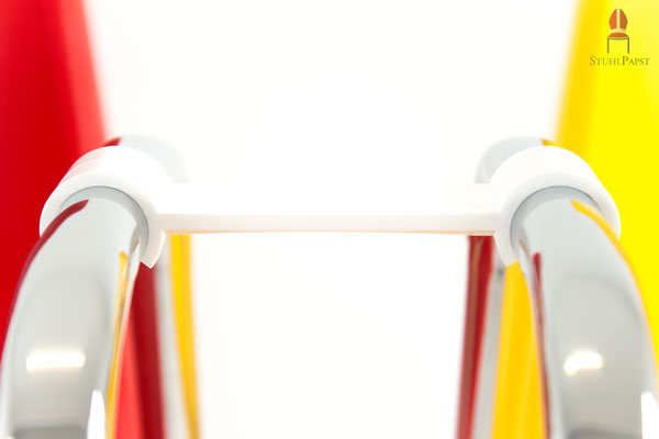 Der Reihenverbinder kann an den Armlehnen befestigt werden