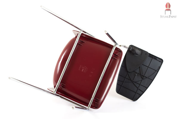 Unter der Sitzfläche wird die Konstruktion durch Querstreben stabilisiert