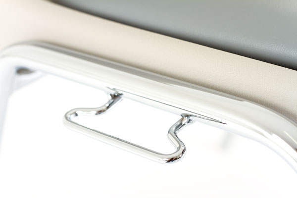 Dieser Stuhlverbinder ist fest mit dem Rahmen verbunden