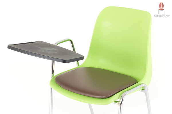 Der Stuhl ist mit einem bequemen Sitzpolster versehen