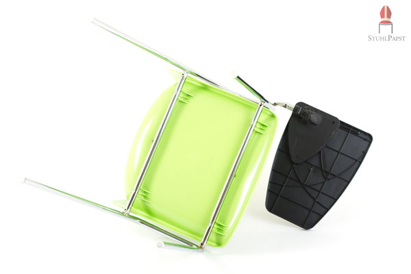 Die Schale ruht auf zwei Querstreben