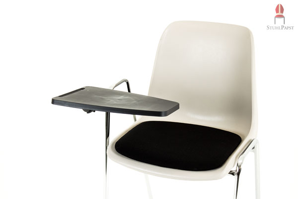 Der ausklappbare Tisch bietet eine ideale Schreibunterlage