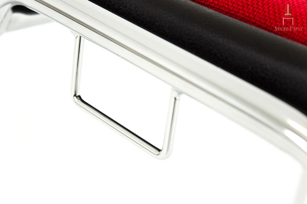 Der Haken zum Einhängen aus hochglanzverchromtem Metall